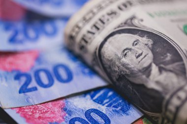 Arjantin pezosu ve Amerika Birleşik Devletleri dolarları. Ekonomi ve finans.