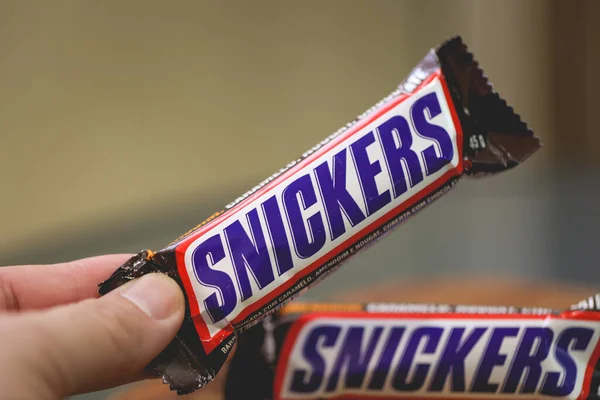 Vista Ravvicinata Della Persona Che Tiene Barrette Cioccolato Snickers — Foto Stock