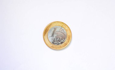 Gri arkaplanda Brezilya parası, yakın plan.