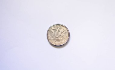 Gri arkaplanda Brezilya parası, yakın plan.