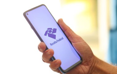 Metnin için logo ve boşluk içeren akıllı telefon ekranı 