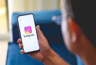 Metnin için logo ve boşluk içeren akıllı telefon ekranı 