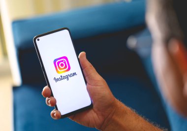 Metnin için logo ve boşluk içeren akıllı telefon ekranı 