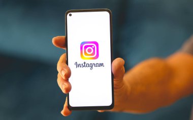Metnin için logo ve boşluk içeren akıllı telefon ekranı 