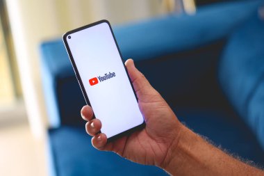 Metnin için logo ve boşluk içeren akıllı telefon ekranı 