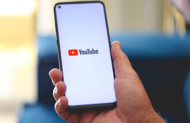 Metnin için logo ve boşluk içeren akıllı telefon ekranı 