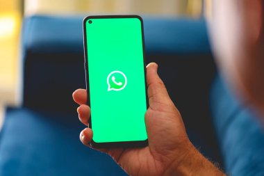 Metnin için logo ve boşluk içeren akıllı telefon ekranı 