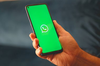 Metnin için logo ve boşluk içeren akıllı telefon ekranı 