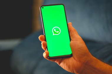 Metnin için logo ve boşluk içeren akıllı telefon ekranı 