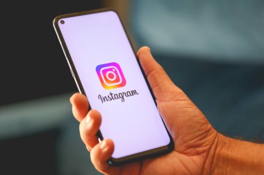 Metnin için logo ve boşluk içeren akıllı telefon ekranı 