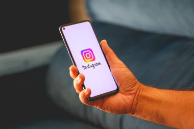 Metnin için logo ve boşluk içeren akıllı telefon ekranı 