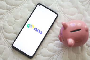 Brasilia, Federal Bölge, Brezilya. 19 Nisan 2023. Cep telefonunun ekranındaki INSS uygulaması