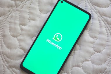 Brasilia, Federal Bölge, Brezilya. 12 Mayıs 2023. Cep telefonunun ekranındaki WhatsApp logosu