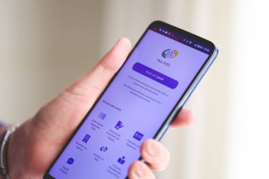 Brasilia, Federal Bölge, Brezilya. 19 Nisan 2023. Cep telefonunun ekranındaki INSS uygulaması