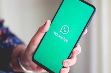 Brasilia, Federal Bölge, Brezilya. 12 Mayıs 2023. Bir adamın elinde tuttuğu cep telefonu ekranındaki WhatsApp logosu..