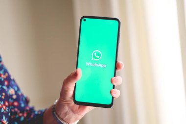 Brasilia, Federal Bölge, Brezilya. 12 Mayıs 2023. Bir adamın elinde tuttuğu cep telefonu ekranındaki WhatsApp logosu..