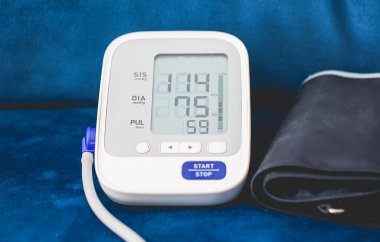Mavi koltukta elektronik tansiyon monitörü.