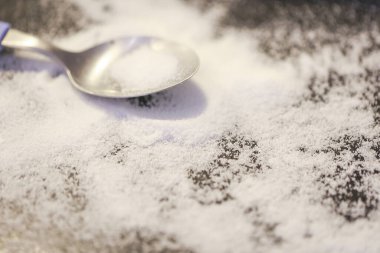 Masanın üzerindeki çay kaşığı şekerin yakın plan görüntüsü