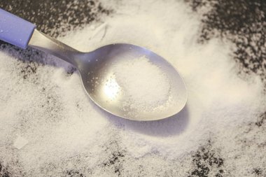 Masanın üzerindeki çay kaşığı şekerin yakın plan görüntüsü