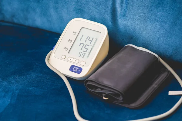 Elektronikus Vérnyomás Monitor Kék Kanapé Háttér Stock Kép