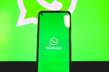 Brasilia, Federal Bölge, Brezilya. 12 Mayıs 2023. Bir adamın elinde tuttuğu cep telefonu ekranındaki WhatsApp logosu..