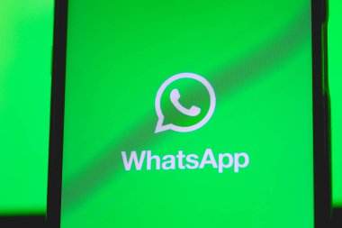 Brasilia, Federal Bölge, Brezilya. 12 Mayıs 2023. Bir adamın elinde tuttuğu cep telefonu ekranındaki WhatsApp logosu..