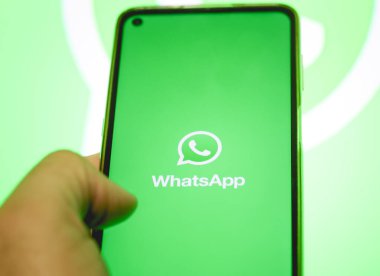 Brasilia, Federal Bölge, Brezilya. 12 Mayıs 2023. Bir adamın elinde tuttuğu cep telefonu ekranındaki WhatsApp logosu..