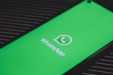 Brasilia, Federal Bölge, Brezilya. 12 Mayıs 2023. Bir adamın elinde tuttuğu cep telefonu ekranındaki WhatsApp logosu..