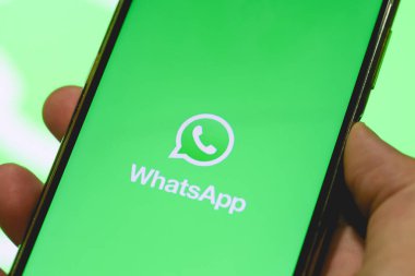 Brasilia, Federal Bölge, Brezilya. 12 Mayıs 2023. Bir adamın elinde tuttuğu cep telefonu ekranındaki WhatsApp logosu..