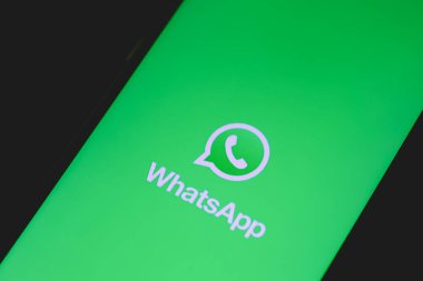 Brasilia, Federal Bölge, Brezilya. 12 Mayıs 2023. Bir adamın elinde tuttuğu cep telefonu ekranındaki WhatsApp logosu..