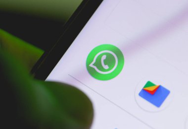 Brasilia, Federal Bölge, Brezilya. 12 Mayıs 2023. Bir adamın elinde tuttuğu cep telefonu ekranındaki WhatsApp logosu..