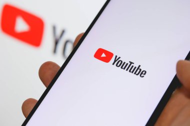 Brasilia, Federal Bölge, Brezilya. 12 Mayıs 2023. Cep telefonunun ekranındaki Youtube logosu 
