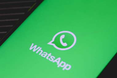Brasilia, Federal Bölge, Brezilya. 12 Mayıs 2023. Bir adamın elinde tuttuğu cep telefonu ekranındaki WhatsApp logosu..