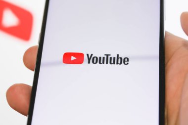 Brasilia, Federal Bölge, Brezilya. 12 Mayıs 2023. Cep telefonunun ekranındaki Youtube logosu 