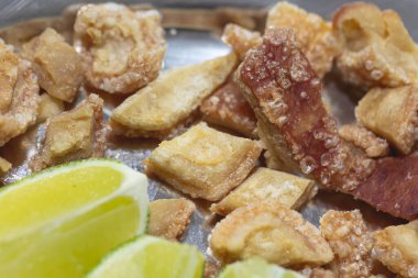 Masada servis edilen limonlu küçük kızarmış hamur işleri. Yakın plan fotoğraf..