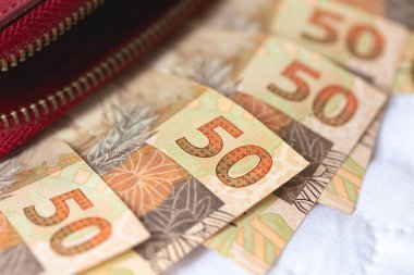 Masadaki Brezilya banknotları. Brezilya ekonomisi ve finans kavramı