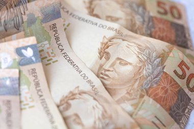 Masadaki Brezilya banknotları. Brezilya ekonomisi ve finans kavramı
