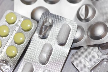 Hapların yakın plan görüntüsü su toplaması, ilaç ve sağlık sigortası kavramına yığılmıştır. 