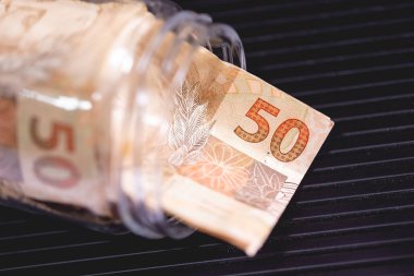Brezilya Real Banknote 'un cam kavanozdaki yakın plan görüntüsü. Brezilya ekonomisi.