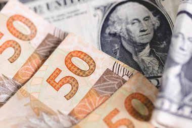 50 Reais 'lik Brezilya Real banknotu ve Amerika Birleşik Devletleri' nden bir dolar. Brezilya ekonomisi, uluslararası ticaret ve döviz kuru.