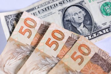 50 Reais 'lik Brezilya Real banknotu ve Amerika Birleşik Devletleri' nden bir dolar. Brezilya ekonomisi, uluslararası ticaret ve döviz kuru.