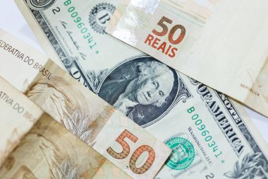 50 Reais 'lik Brezilya Real banknotu ve Amerika Birleşik Devletleri' nden bir dolar. Brezilya ekonomisi, uluslararası ticaret ve döviz kuru.