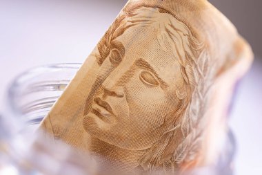 Brezilya Parası Cam Para Kumbarasının İçindeki Gerçek Notalar.