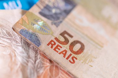 Bir hesap makinesine gerçek Brezilya notları. Brezilya ekonomisi, finans ve gelir vergisi.