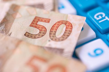 Bir hesap makinesine gerçek Brezilya notları. Brezilya ekonomisi, finans ve gelir vergisi.