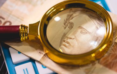 Brezilya parası ve altın büyüteç. Brezilya ekonomisi, finans ve gelir vergisi..