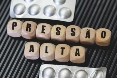 Brezilya dilinde ahşap zarlara yazılmış yüksek tansiyon metni. Tansiyon, Hipertansiyon, Sağlık, Hastalık