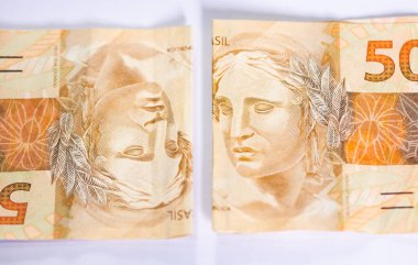 Brezilya Real 50 Reais banknotları beyaz arka planda. Para, Brezilya ve Brezilya Ekonomisi.