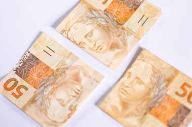Brezilya Real 50 Reais banknotları beyaz arka planda. Para, Brezilya ve Brezilya Ekonomisi.
