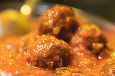 Domates soslu lezzetli köfteleri yakından izleyin.